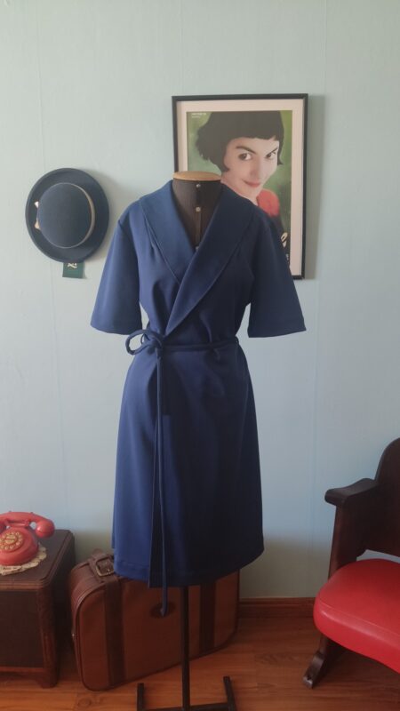 Vestido vintage azul-marinho transpassado com faixa na cintura e saia evasê.