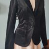 Blazer original Khelf em veludo preto, com modelagem de alfaiataria acinturada, lapela clássica, fechamento por botões pretos e dois bolsos frontais com lapela. Peça elegante, totalmente forrada em cetim.