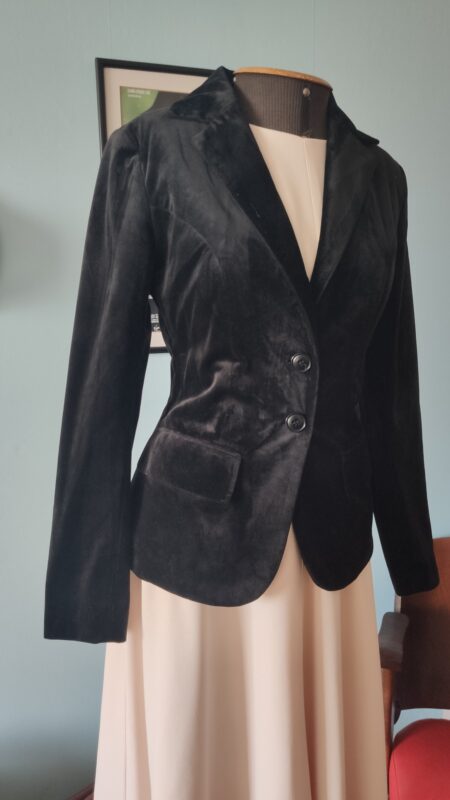 Blazer original Khelf em veludo preto, com modelagem de alfaiataria acinturada, lapela clássica, fechamento por botões pretos e dois bolsos frontais com lapela. Peça elegante, totalmente forrada em cetim.