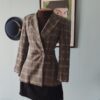 Blazer vintage original Viva Vida dos anos 1980 com estampa xadrez em tons terrosos, modelagem acinturada, abotoamento duplo transpassado, ombreiras e bolsos frontais embutidos.