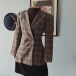 Blazer vintage original Viva Vida dos anos 1980 com estampa xadrez em tons terrosos, modelagem acinturada, abotoamento duplo transpassado, ombreiras e bolsos frontais embutidos.