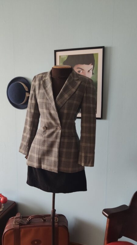Blazer vintage original Viva Vida dos anos 1980 com estampa xadrez em tons terrosos, modelagem acinturada, abotoamento duplo transpassado, ombreiras e bolsos frontais embutidos.
