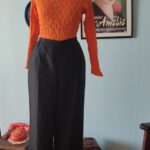 Calça vintage original Jar-Mod em lã preta, com modelagem reta, cintura alta, vinco frontal e bolsos faca laterais. Peça de alfaiataria brasileira clássica em excelente estado de conservação.