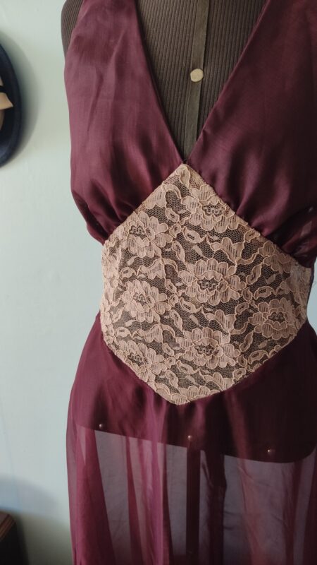 Camisola vintage dos anos 1970 em nylon vinho, longa até os pés, com renda bege aplicada no decote e na região central.