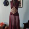 Camisola vintage dos anos 1970 em nylon vinho, longa até os pés, com renda bege aplicada no decote e na região central.