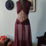 Camisola vintage dos anos 1970 em nylon vinho, longa até os pés, com renda bege aplicada no decote e na região central.