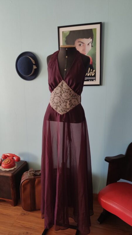 Camisola vintage dos anos 1970 em nylon vinho, longa até os pés, com renda bege aplicada no decote e na região central.