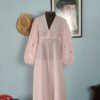 Camisola vintage Valisere rosa-claro, longa, com decote V transpassado, mangas bufantes, cintura com amarração e detalhes de renda.