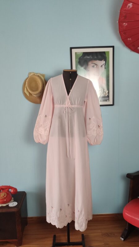 Camisola vintage Valisere rosa-claro, longa, com decote V transpassado, mangas bufantes, cintura com amarração e detalhes de renda.