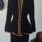Conjunto vintage original dos anos 1980 em veludo vinho/bordô, composto por casaco acinturado com aplicações douradas e pérolas e saia midi.