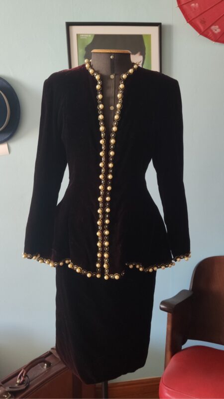 Conjunto vintage original dos anos 1980 em veludo vinho/bordô, composto por casaco acinturado com aplicações douradas e pérolas e saia midi.