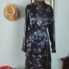 Penhoar vintage anos 90 em cetim azul-marinho com estampa floral colorida, gola xale, mangas longas e faixa para amarração.
