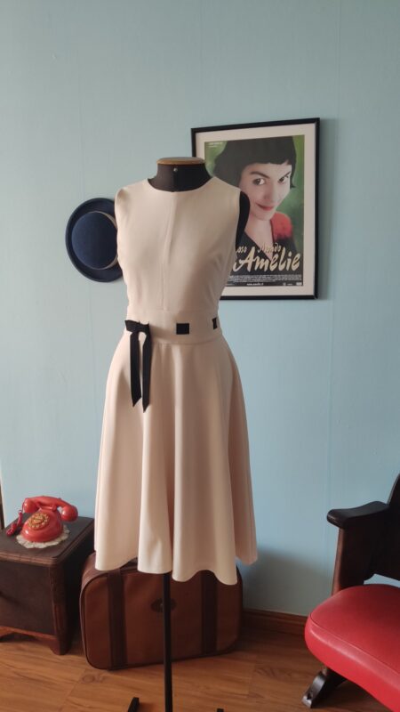 Vestido Calvin Klein Dress original em tom off white, com modelagem fit and flare, cintura marcada por fita de gorgurão formando um laço e saia godê. Peça de design minimalista, confeccionada em poliamida e poliéster.