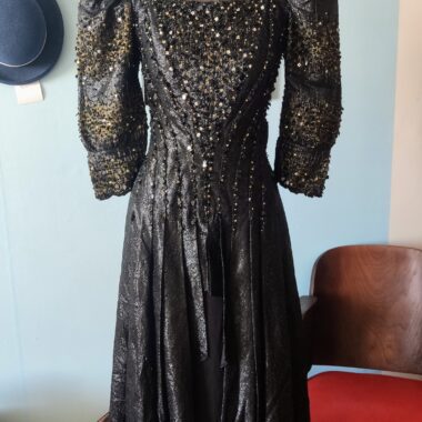 Vestidos de festa dos anos 1980: quando o exagero virou linguagem
