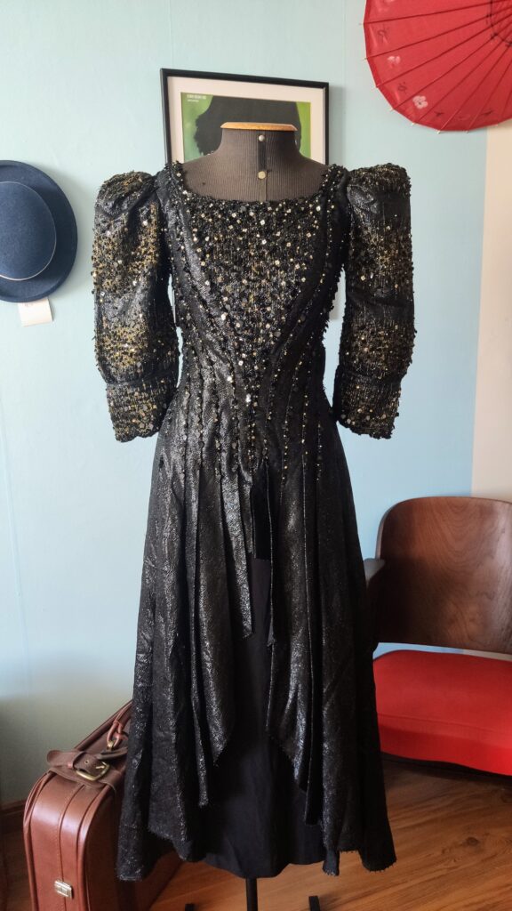 vestido de festa original anos 80, cor preta, tecido lamê aplicação de lantejoulas.