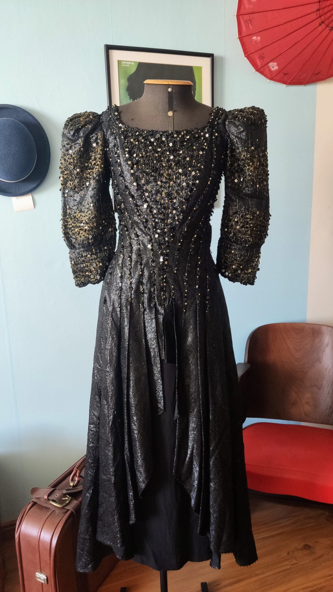 vestido de festa original anos 80, cor preta, tecido lamê aplicação de lantejoulas.