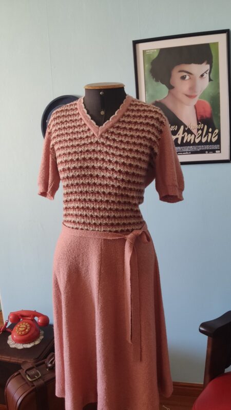 Vestido vintage original dos anos 80 em bouclê salmão, com cintura marcada, saia evasê, mangas curtas e faixa para amarração lateral.