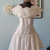 Vestido vintage branco dos anos 80 em tafetá, com renda guipir floral aplicada no colo, mangas e cintura e saia ampla.