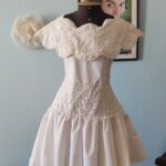 Vestido vintage branco dos anos 80 em tafetá, com renda guipir floral aplicada no colo, mangas e cintura e saia ampla.