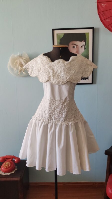 Vestido vintage branco dos anos 80 em tafetá, com renda guipir floral aplicada no colo, mangas e cintura e saia ampla.
