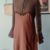 Vestido tubinho vintage anos 60 marrom em shantung de rayon, com mangas longas e parte superior em tecido devorê.