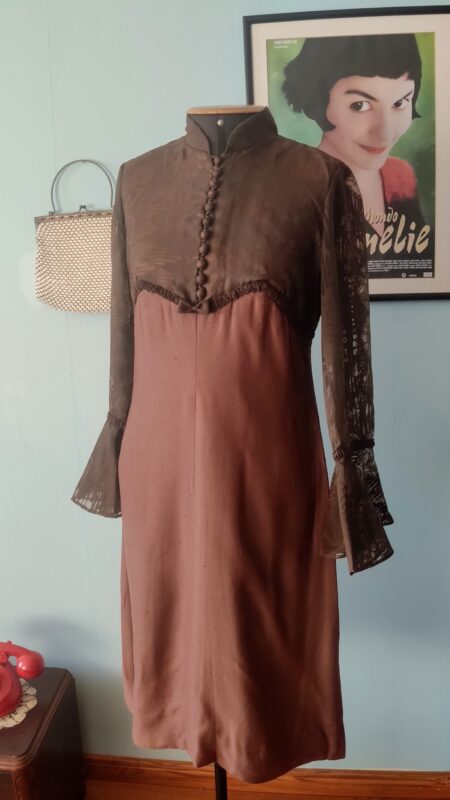 Vestido tubinho vintage anos 60 marrom em shantung de rayon, com mangas longas e parte superior em tecido devorê.
