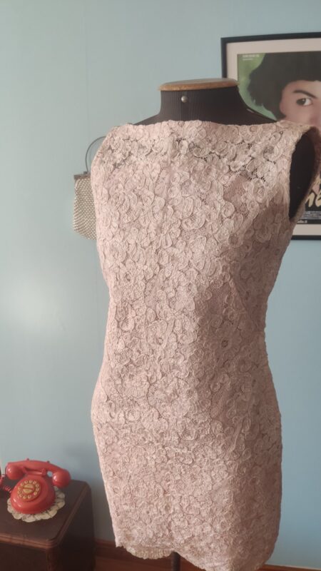 Vista frontal completa de vestido vintage anos 60 em renda rosa-claro com textura de fitas aplicadas.