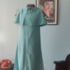 Vestido vintage dos anos 1960 em gorgorão azul-celeste, com modelagem trapézio e pelerine sobre os ombros.