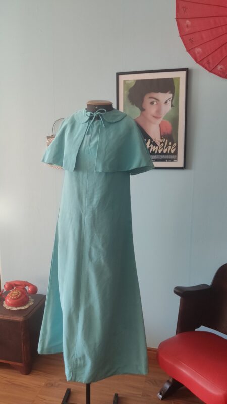 Vestido vintage dos anos 1960 em gorgorão azul-celeste, com modelagem trapézio e pelerine sobre os ombros.