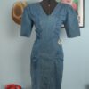 Vestido jeans vintage EMA dos anos 80, azul, com decote V, ombreiras, mangas volumosas e modelagem ajustada.
