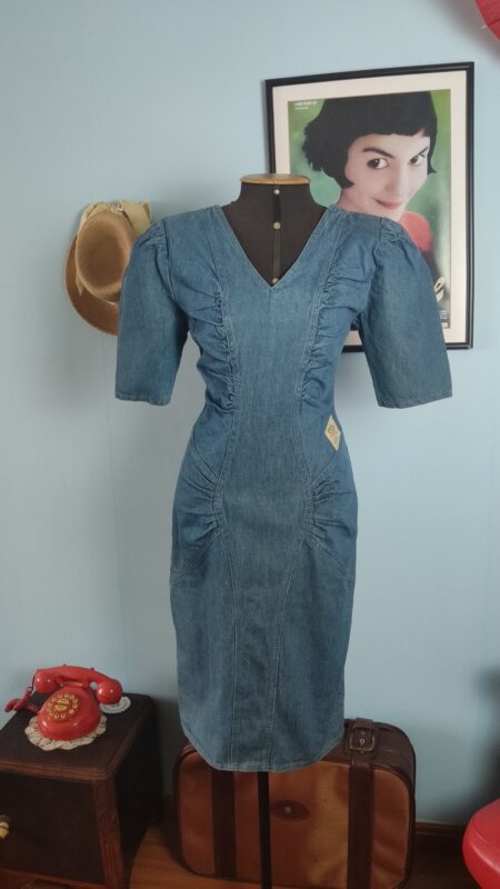 Vestido jeans vintage EMA dos anos 80, azul, com decote V, ombreiras, mangas volumosas e modelagem ajustada.