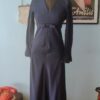 Vestido vintage longo dos anos 60 em shantung de rayon azul-marinho, com decote V, laço na cintura e mangas longas.