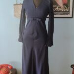 Vestido vintage longo dos anos 60 em shantung de rayon azul-marinho, com decote V, laço na cintura e mangas longas.
