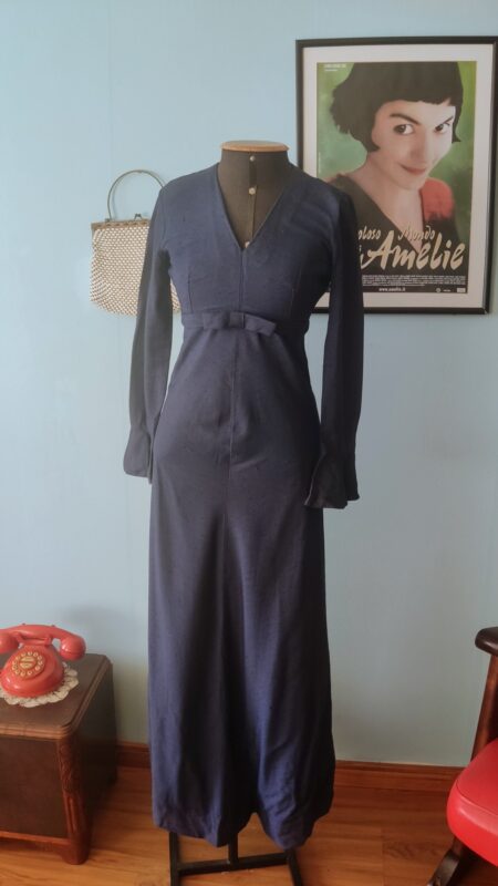 Vestido vintage longo dos anos 60 em shantung de rayon azul-marinho, com decote V, laço na cintura e mangas longas.