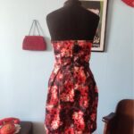 vestido retrô sem alças.