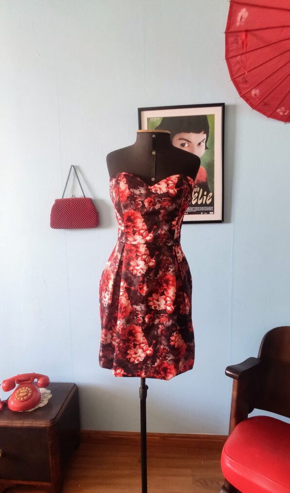 vestido retrô sem alças.