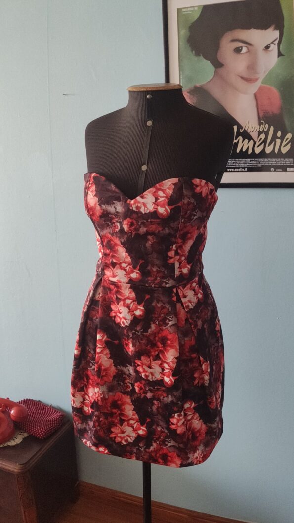 vestido retrô sem alças a