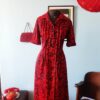 Vestido vintage Apeninos dos anos 1970, com fechamento frontal por botões, mangas três quartos e saia ampla estampada em vermelho e azul-marinho